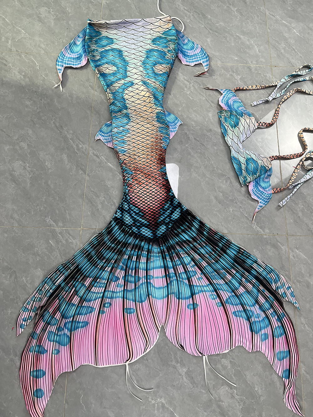 Colorful Dreamy Mermaid Tail A - Aquarium & Marine Museum Kota Kinabalu 评论和价格